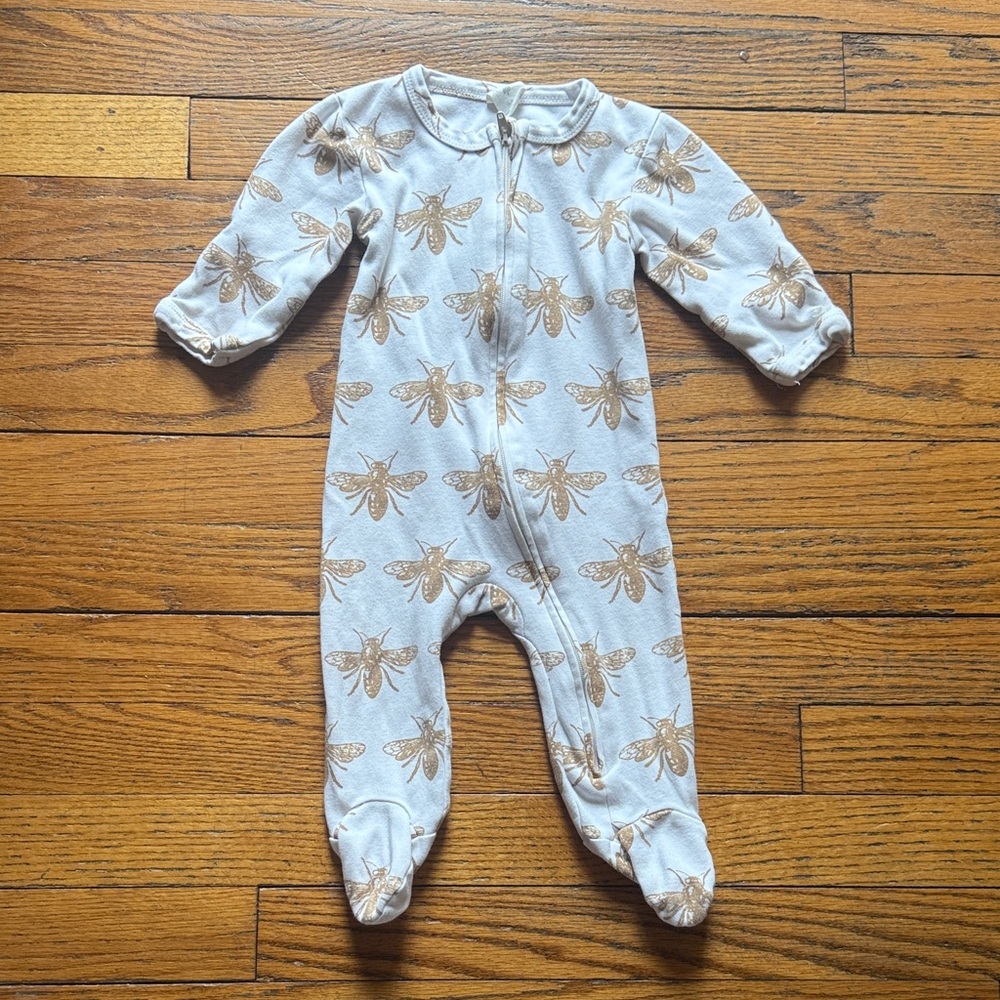 kate quinn white and tan  Bee Print Footie 6-9 months
